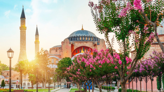 Стамбул в апреле: Волшебство Лалели и Величие Султанахмета