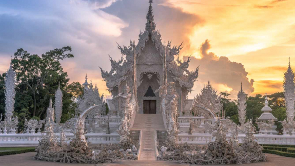 Погружение в духовное великолепие: Ват Ронг Кхун в Таиланде